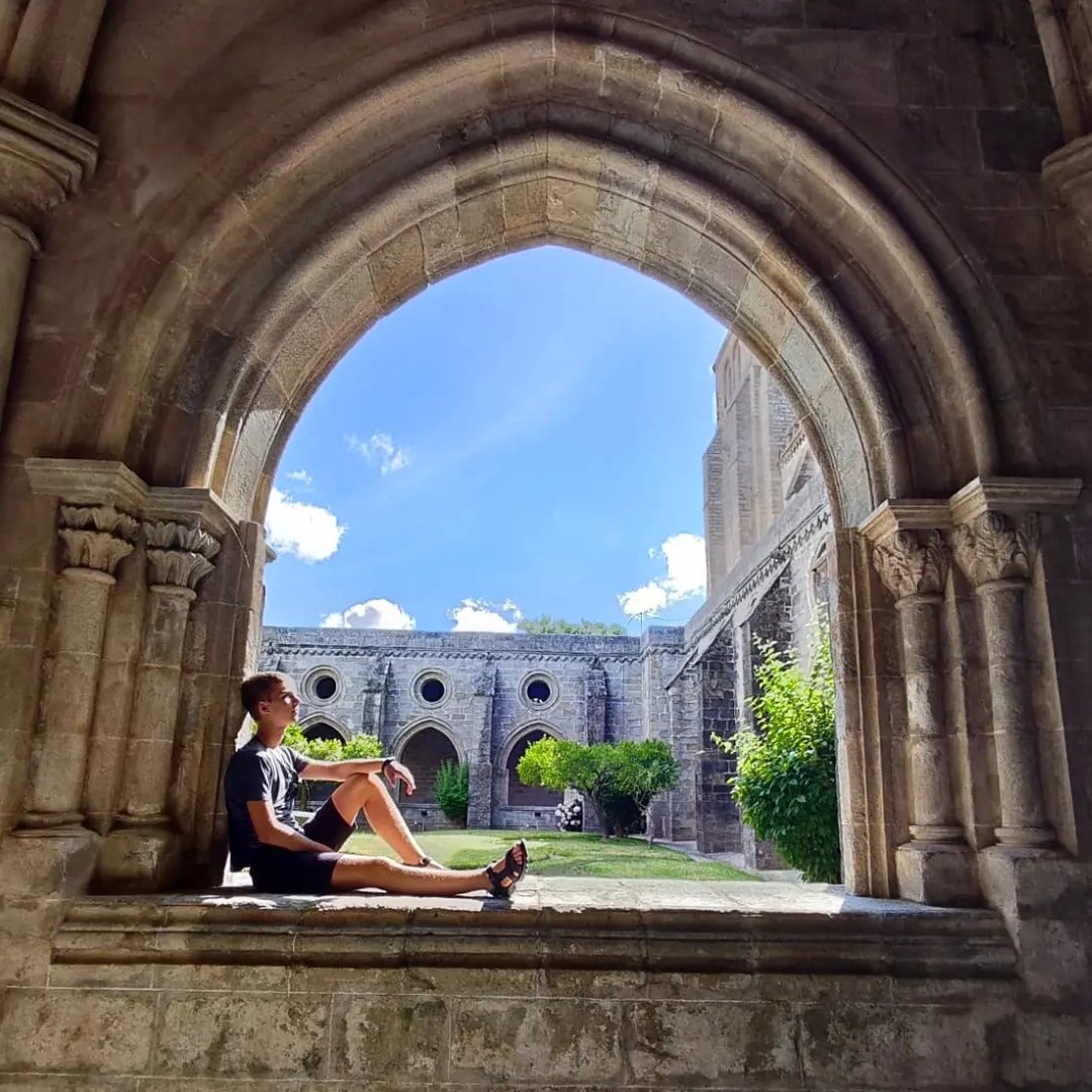 Tom leaning against a wall